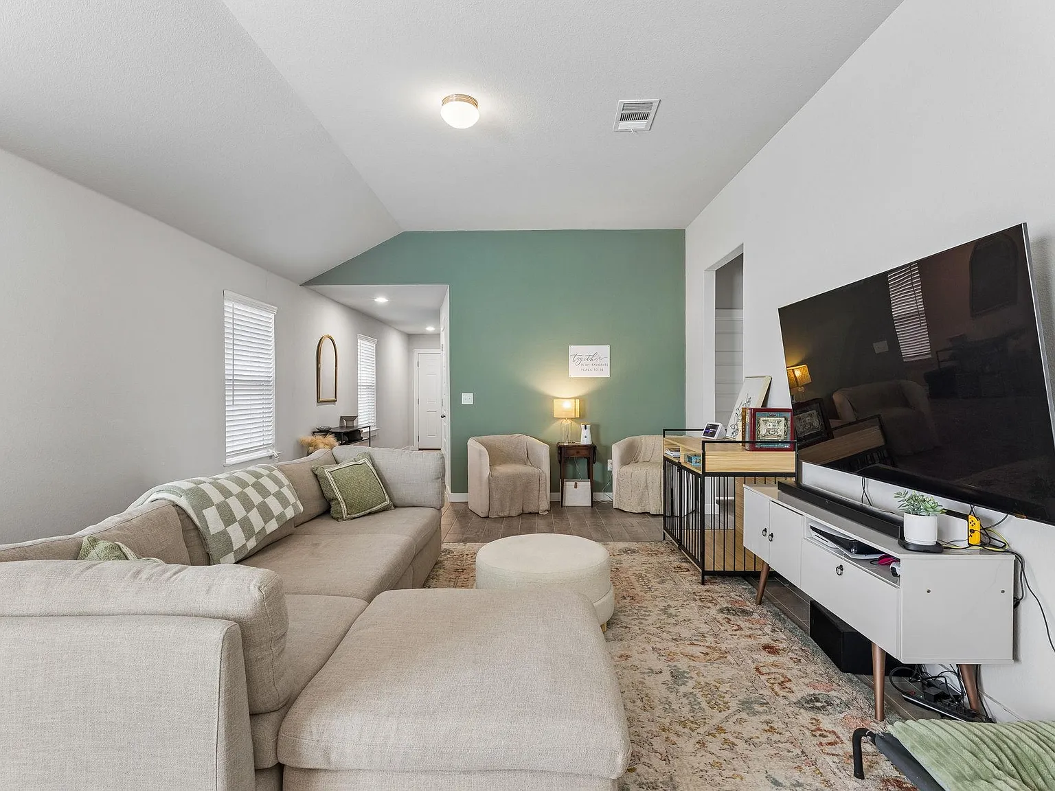 3 bed, 2.0 bath, 1571 sqft, $2,000 — Photo 4