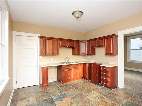 3rd image of 814 Garvey Ave