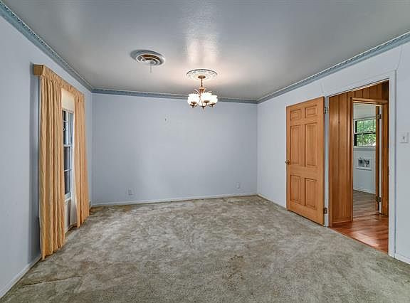 4th image of 2428 Oakridge St