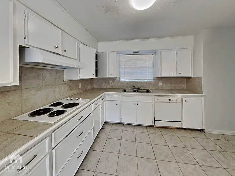 204 W Pioneer St — Photo 4