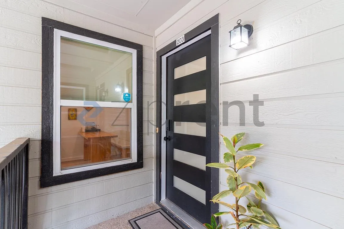 Davis Square Condominiums — Photo 1