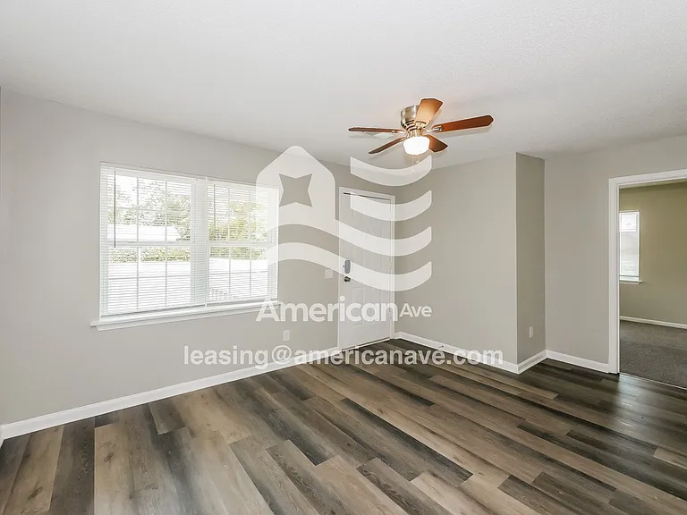 1414434_002_wm_-_living_room_12917126.jpg