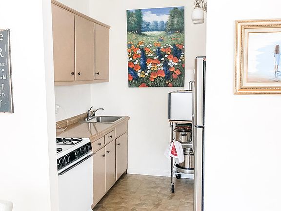 5th image of 35 E Bay Dr APT 1C