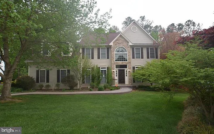 32 Monument Dr — Photo 1