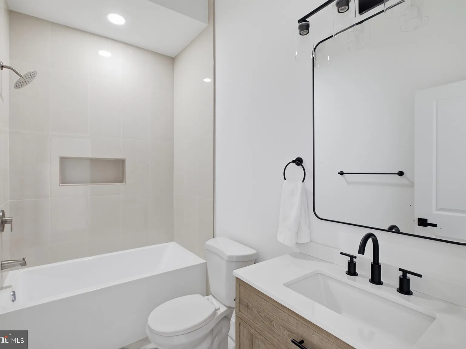 3 bed, 3.0 bath, 1700 sqft, $2,200 — Photo 4