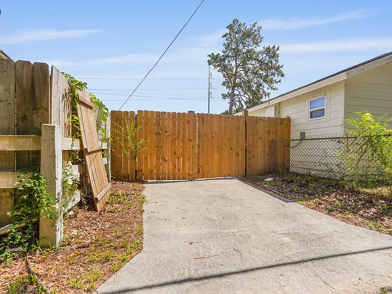 1815 E Derenne Ave #B — Photo 32