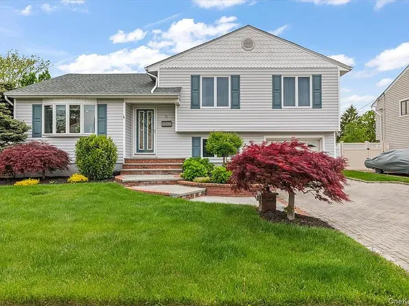 10 Peter Rd Floor 1, Hicksville, NY 11801