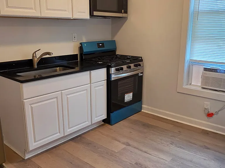 676 Linwood Ave NE — Photo 3