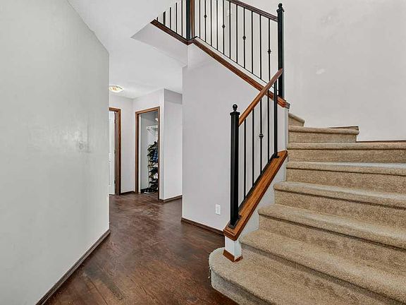 4th image of 88 N Everglen Rise SW