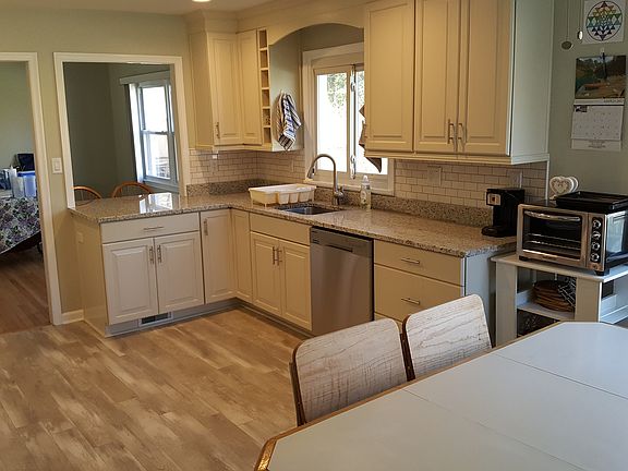 Kitchen - open to dining rm