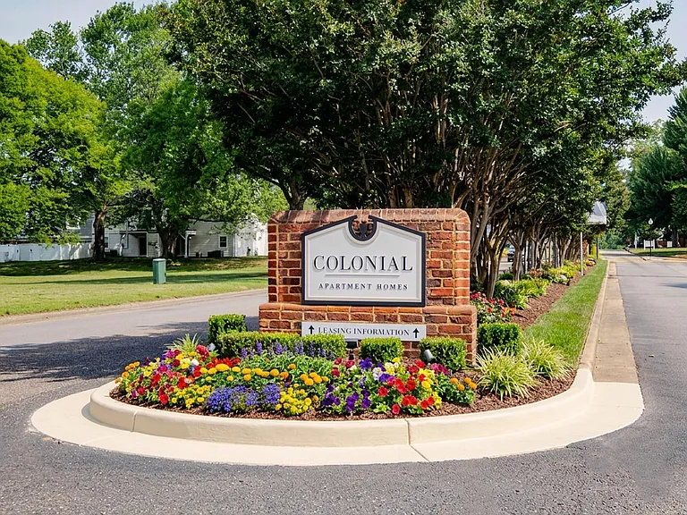 Colonial Apartments — Photo 27