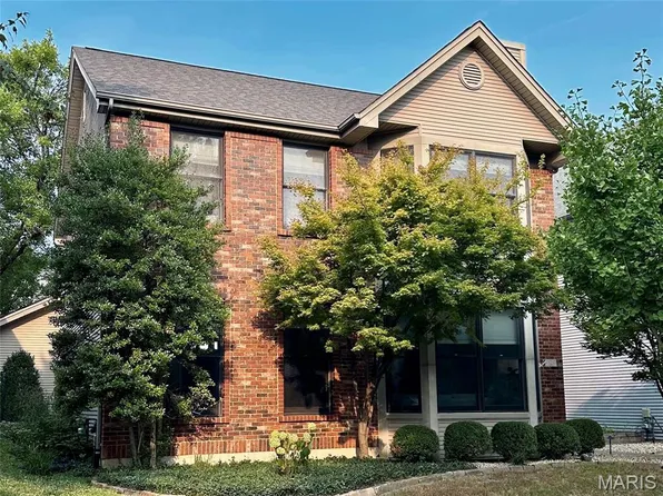 929 Barnard College Ln, Saint Louis, MO 63130
