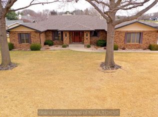 2405 Lakewood Dr, Grand Island, NE 68801