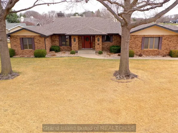 2405 Lakewood Dr, Grand Island, NE 68801