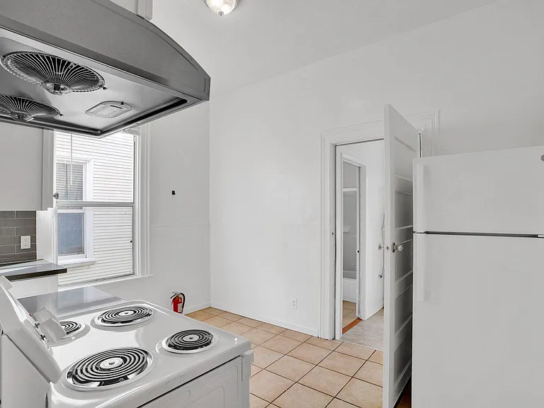 233 10th St — Photo 7