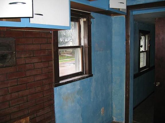 4th image of 692 Robinwood Ave