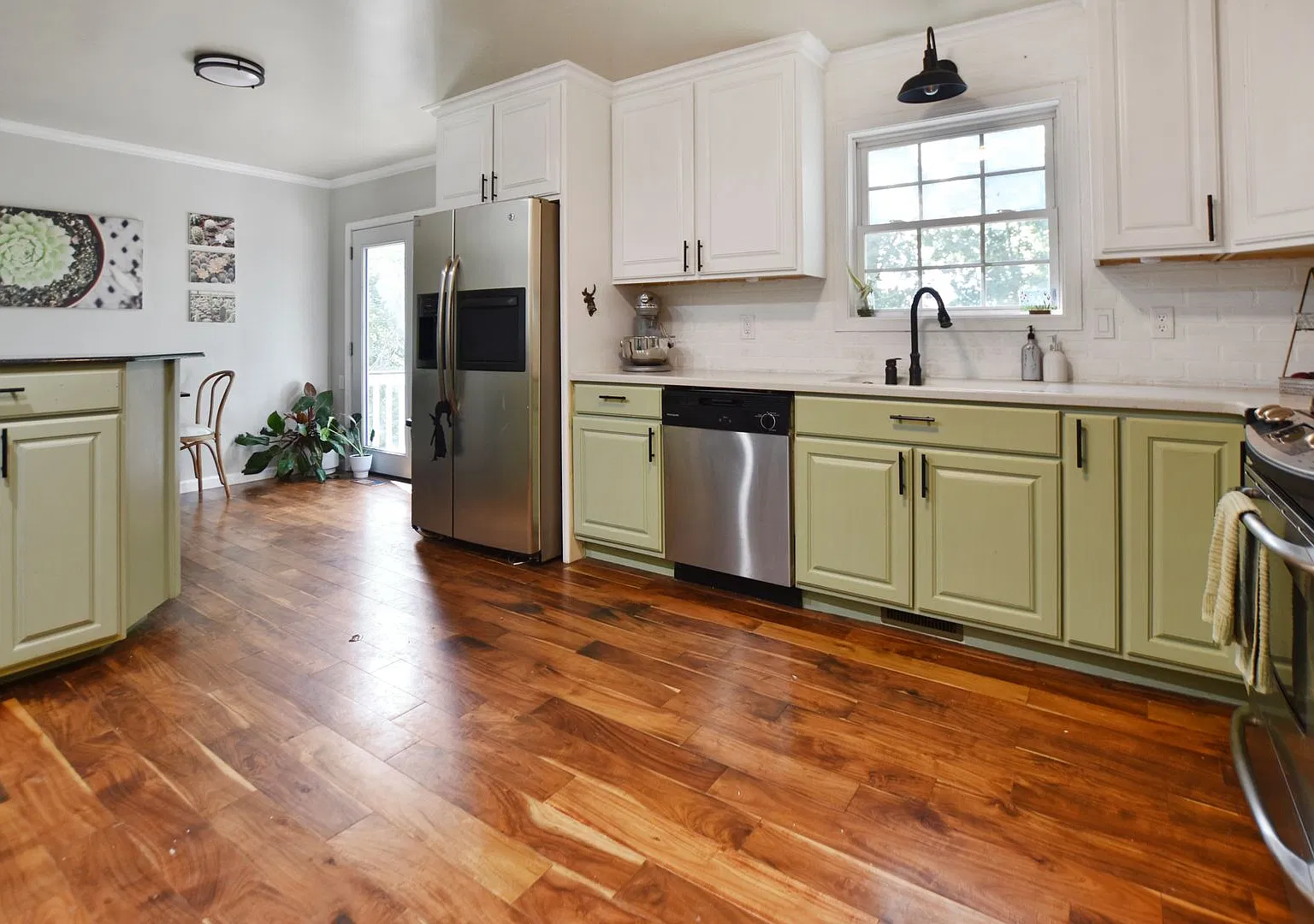 Pet Friendly Three Bedroom with Basement! — Photo 4