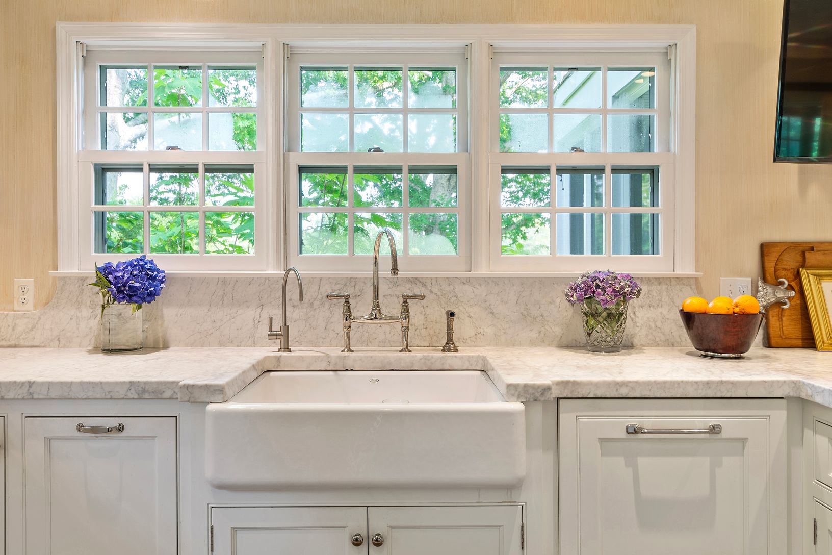 Porcelain farmers sink