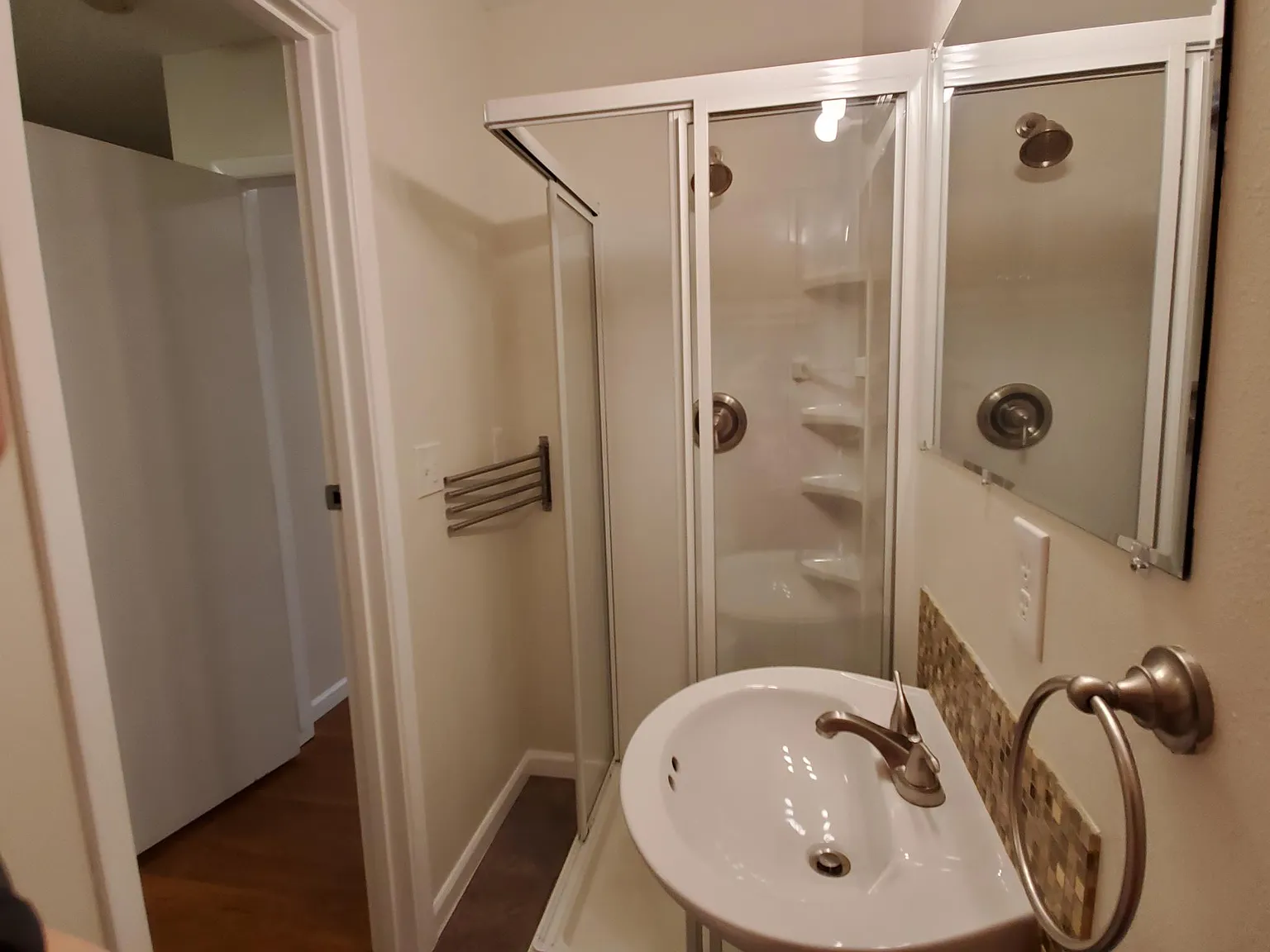 3 bed, 1100 sqft, $1,000 — Photo 4