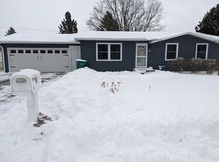 403 Meadow Wood Dr, Mount Horeb, WI 53572