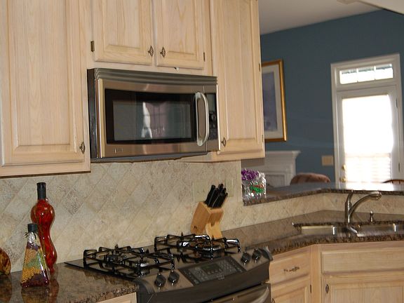 New Kitchen/GranitewithStainless Steel Appliances