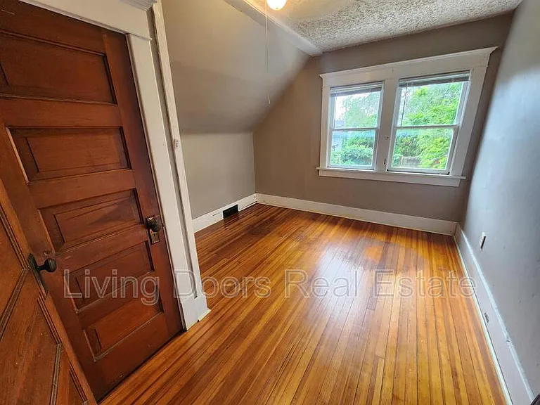 837 Peach St — Photo 12