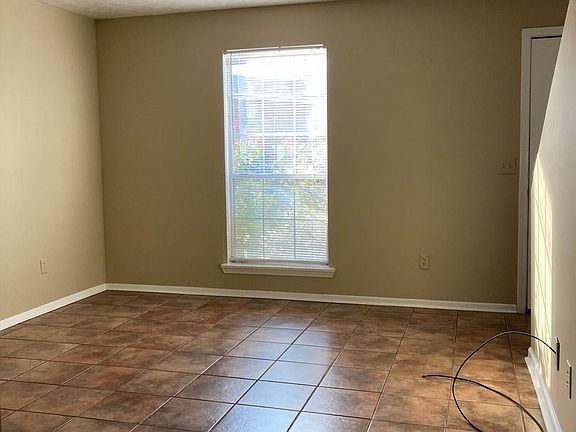 3rd image of 150 Yellow Jacket Dr APT 29