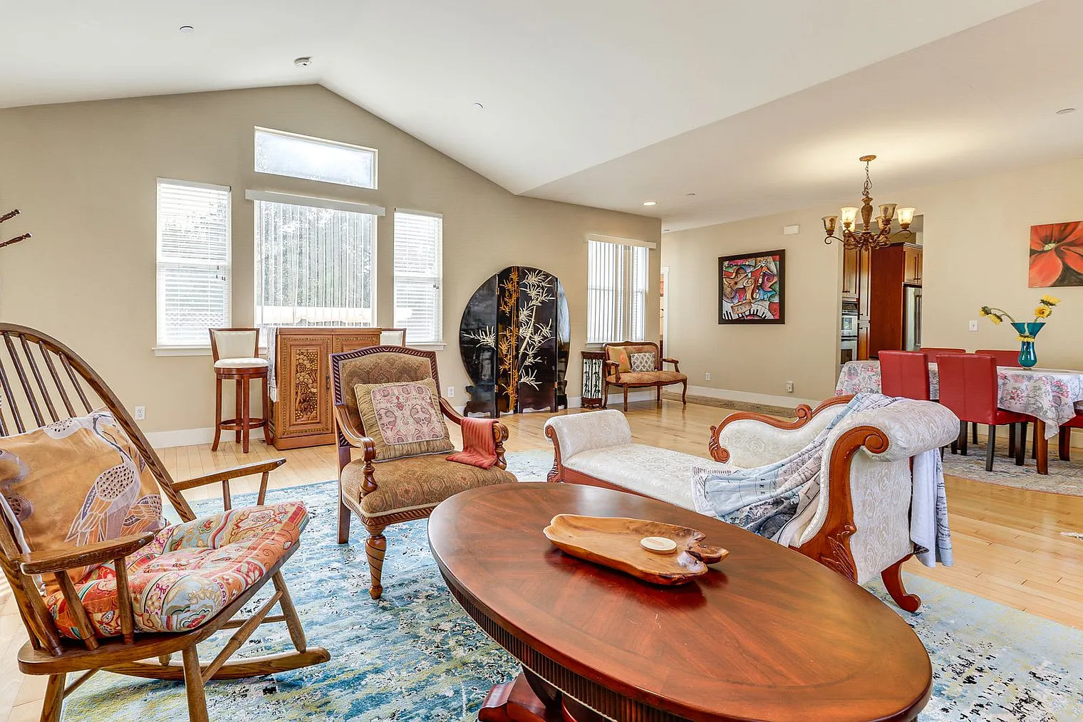 3 bed, 2.0 bath, 1689 sqft, $6,031 — Photo 2