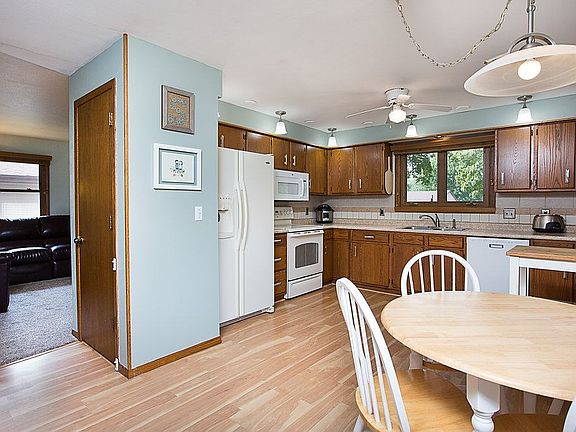 Spacious eat-in kitchen