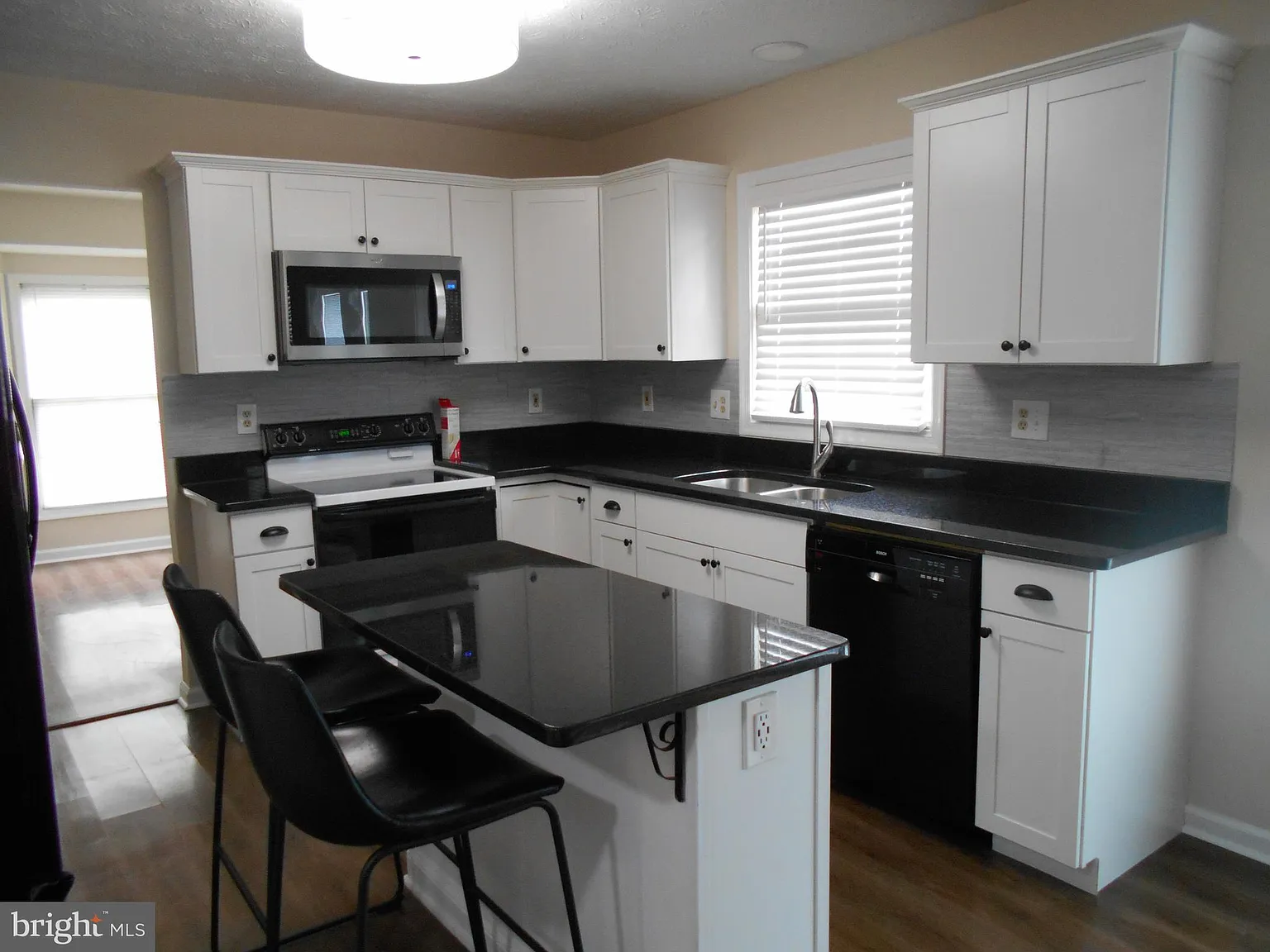 4 bed, 2.5 bath, 1826 sqft, $3,550 — Photo 3