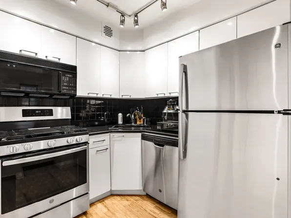 314 East 50th Street 1E image 3 of 10