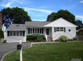 18 Nimitz St, Huntington, NY 11743