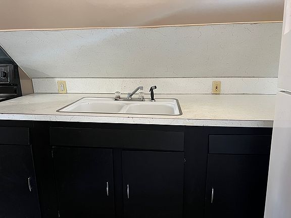 4th image of 9 S Main St APT 3