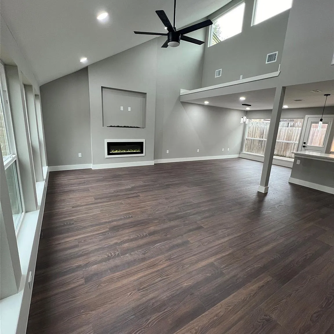 3 bed, 2.5 bath, 2326 sqft, $2,300 — Photo 4