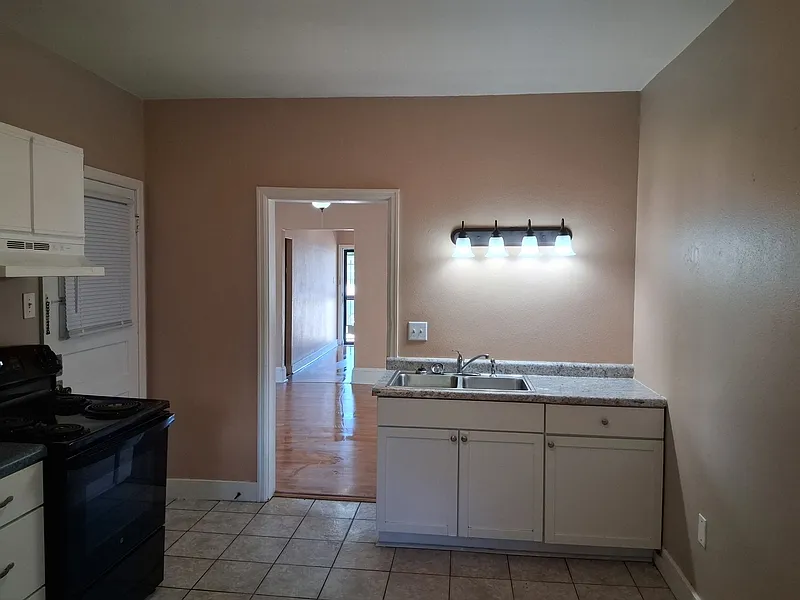 3 bed, 1.0 bath, $999 — Photo 4