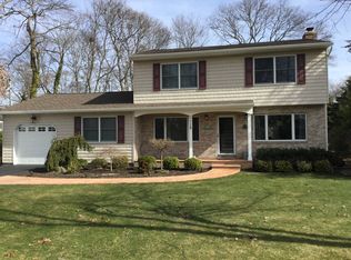 115 Edgewood Ave, Oakdale, NY 11769