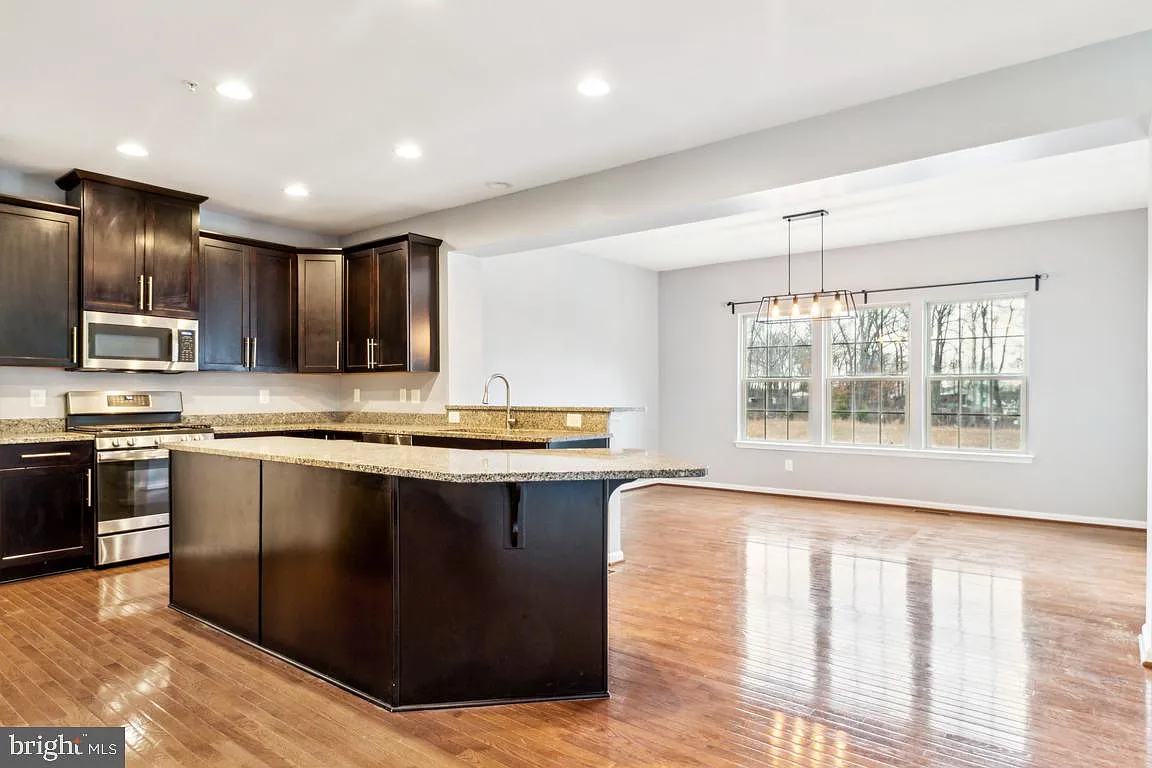 6 bed, 4.0 bath, 3654 sqft, $4,500 — Photo 3