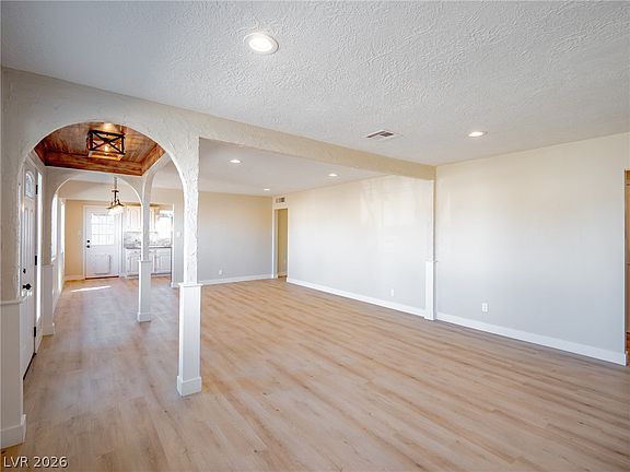 3rd image of 621 Berry Cir
