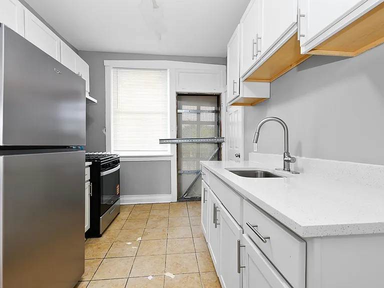 7556-58 S. Calumet Ave. / 320-28 E 76th St. — Photo 12