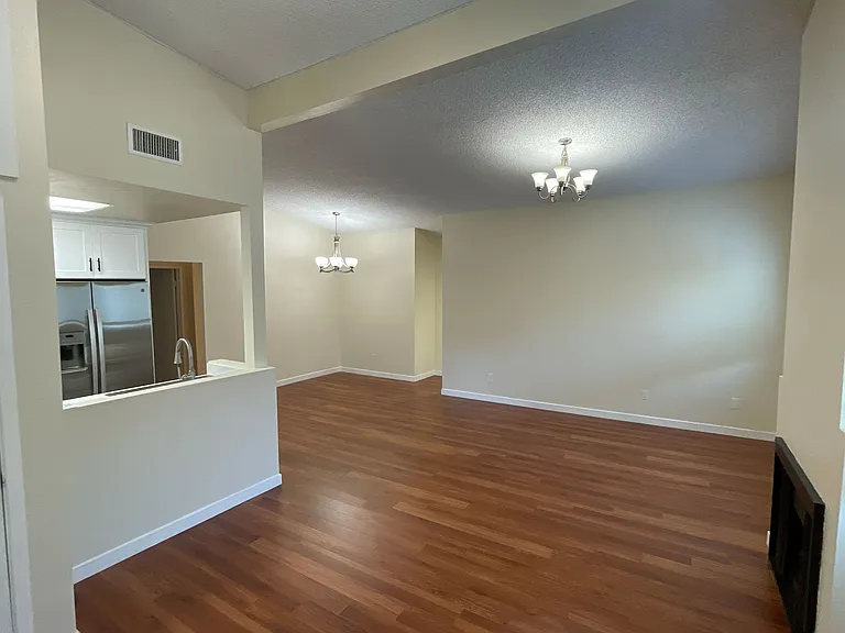6610 Balboa Blvd #3 — Photo 2