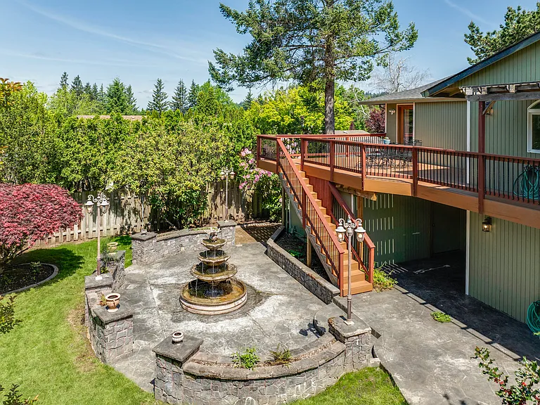 Cement Patio
+Aesthetic water fountain (non-functioning)
