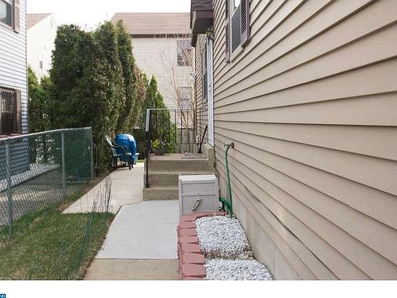 3rd image of 13340 Philmont Ave