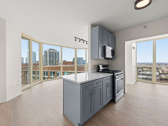 4th image of 645 N Kingsbury St APT 2202