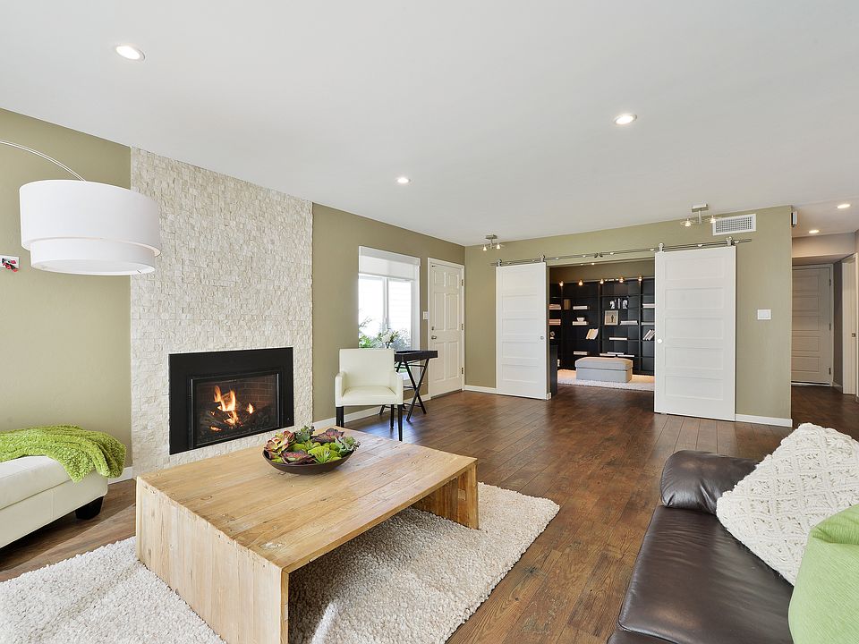 1st image of 805 Vespucci Ln