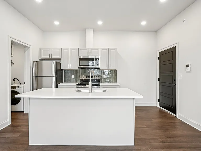 472 Roxborough Ave — Photo 23