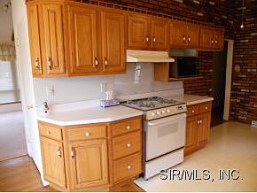 4th image of 915 Robert Dr