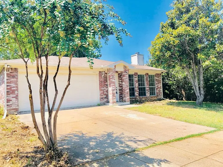 5902 Lakey Dr — Photo 3
