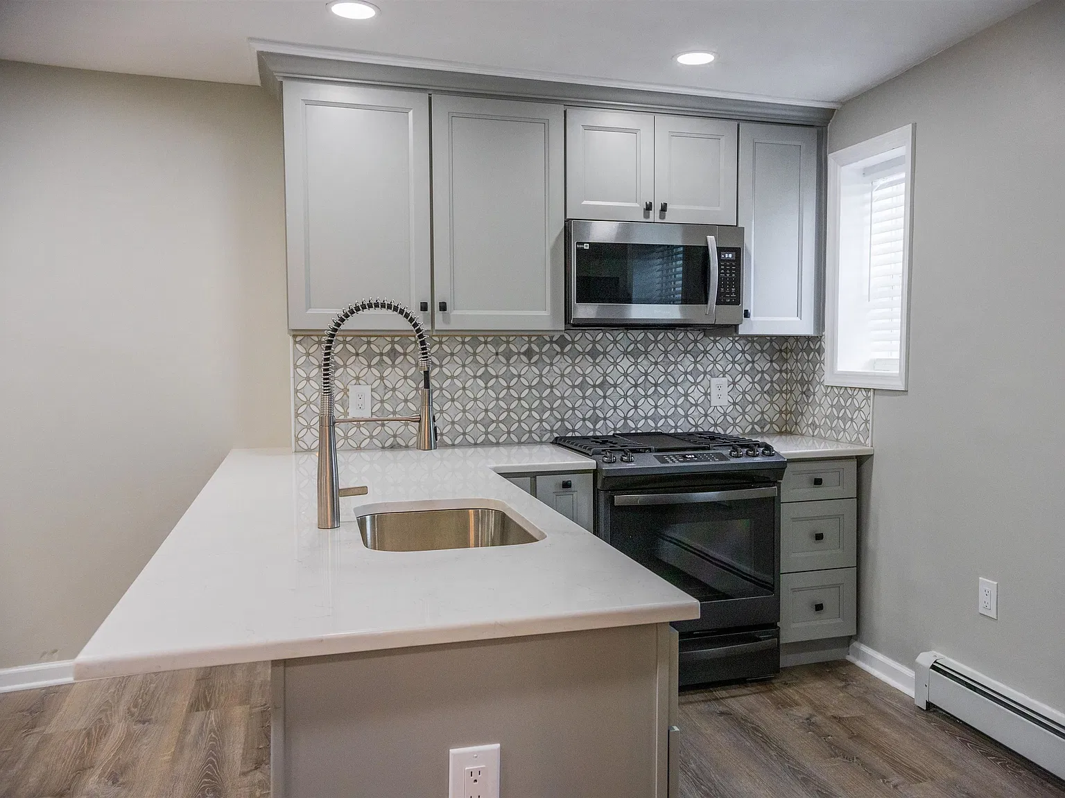 2 bed, 1.0 bath, 650 sqft, $2,300 — Photo 3