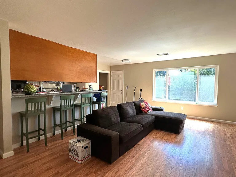 229 Long St — Photo 3