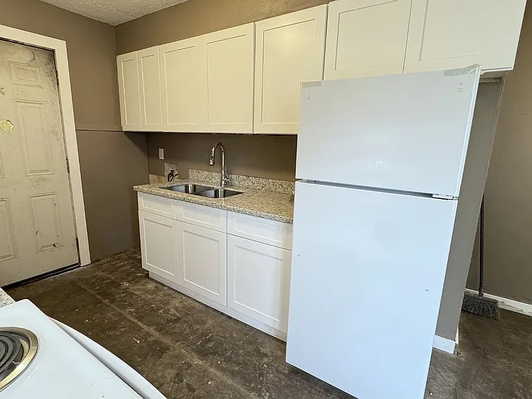 808 Kyle St — Photo 5